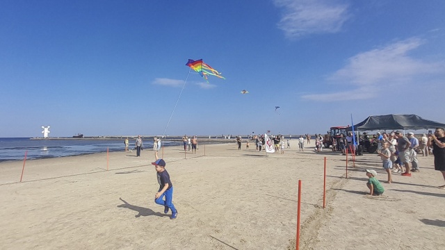 Fot. Joanna Maraszek [Radio Szczecin] Każdy mógł polatać - Mistrzostwa Świnoujścia w Lotach Latawców [ZDJĘCIA]