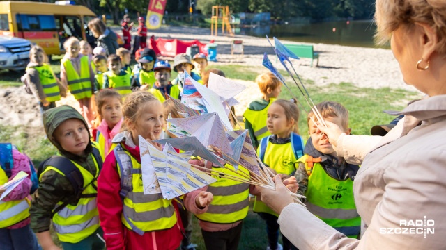 Fot. Robert Stachnik [Radio Szczecin] Przedszkolaki zarybiają jezioro Głębokie [WIDEO, ZDJĘCIA]
