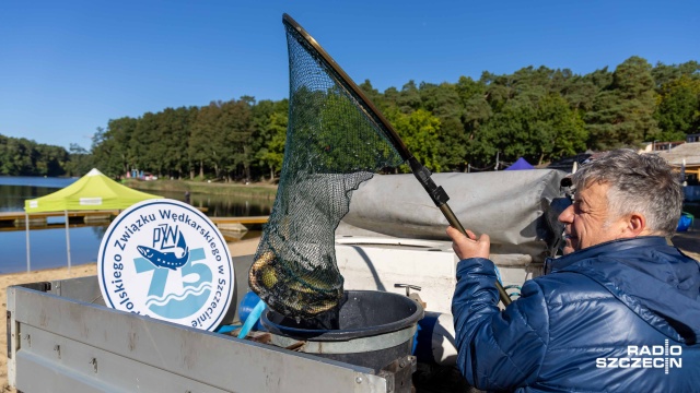 Fot. Robert Stachnik [Radio Szczecin] Przedszkolaki zarybiają jezioro Głębokie [WIDEO, ZDJĘCIA]