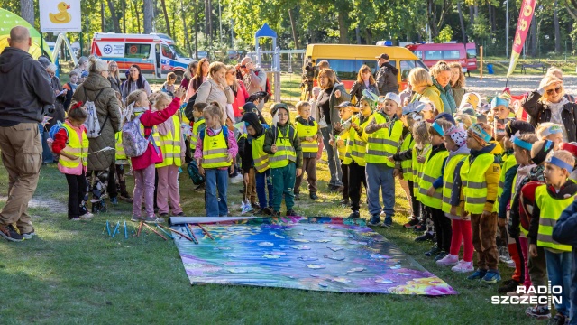 Fot. Robert Stachnik [Radio Szczecin] Przedszkolaki zarybiają jezioro Głębokie [WIDEO, ZDJĘCIA]