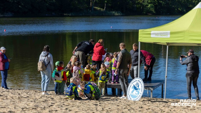 Fot. Robert Stachnik [Radio Szczecin] Przedszkolaki zarybiają jezioro Głębokie [WIDEO, ZDJĘCIA]