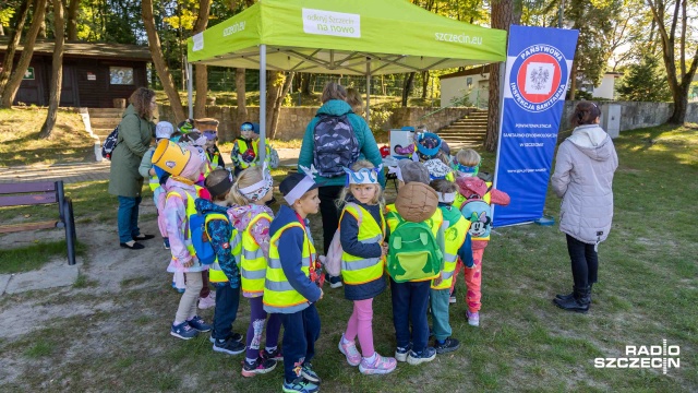 Fot. Robert Stachnik [Radio Szczecin] Przedszkolaki zarybiają jezioro Głębokie [WIDEO, ZDJĘCIA]