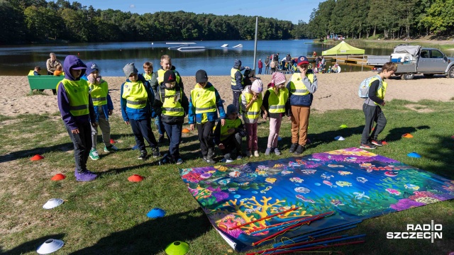 Fot. Robert Stachnik [Radio Szczecin] Przedszkolaki zarybiają jezioro Głębokie [WIDEO, ZDJĘCIA]