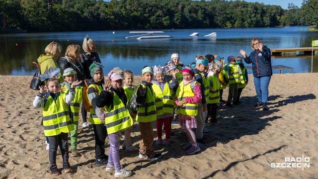 Fot. Robert Stachnik [Radio Szczecin] Przedszkolaki zarybiają jezioro Głębokie [WIDEO, ZDJĘCIA]