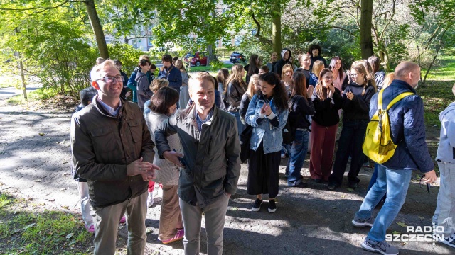 Fot. Robert Stachnik [Radio Szczecin] Dzięki tabliczkom łatwiej rozpoznać drzewa w Parku Żeromskiego [WIDEO, ZDJĘCIA]