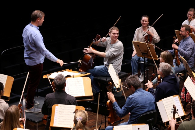 Próba generalna Bruno Philippe'a (wiolonczela) i Orkiestry Symfonicznej Filharmonii im. Mieczysława Karłowicza w Szczecinie pod batutą Przemysława Neumanna. Fot. Cezary Aszkiełowicz Bruno Philippe i Przemysław Neumann zainaugurują 78. sezon Filharmonii w Szczecinie [ZDJĘCIA]