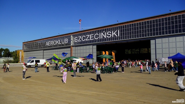 Fot. Wojciech Ochrymiuk [Radio Szczecin] Lekkie i wytrzymałe w akcji, czyli Święto Latawca w Dąbiu [WIDEO, ZDJĘCIA]