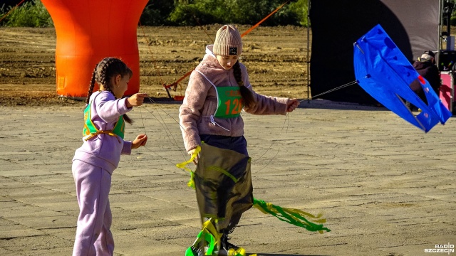 Fot. Wojciech Ochrymiuk [Radio Szczecin] Lekkie i wytrzymałe w akcji, czyli Święto Latawca w Dąbiu [WIDEO, ZDJĘCIA]