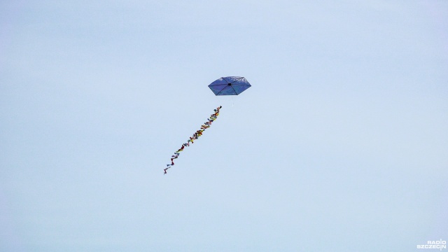 Fot. Wojciech Ochrymiuk [Radio Szczecin] Lekkie i wytrzymałe w akcji, czyli Święto Latawca w Dąbiu [WIDEO, ZDJĘCIA]
