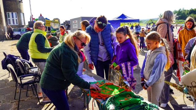 Fot. Wojciech Ochrymiuk [Radio Szczecin] Lekkie i wytrzymałe w akcji, czyli Święto Latawca w Dąbiu [WIDEO, ZDJĘCIA]