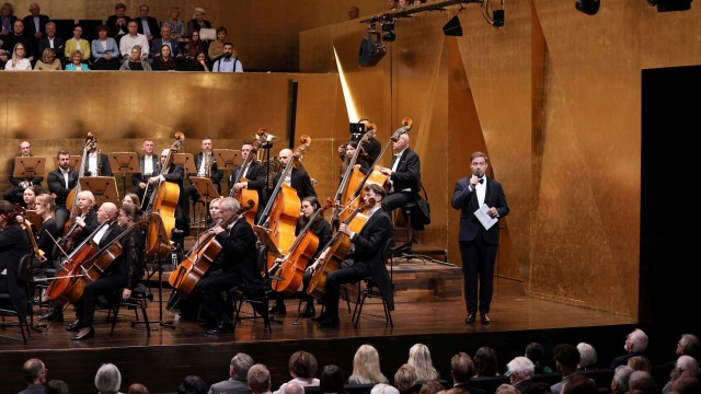 Przemysław Neumann – dyrygent, dyrektor naczelny i artystyczny Filharmonii w Szczecinie wita melomanów koncertu inaugurującego sezon artystyczny 2025/2026. Fot. Cezary Aszkiełowicz Filharmonia w Szczecinie zainaugurowała 78. sezon artystyczny [ZDJĘCIA]