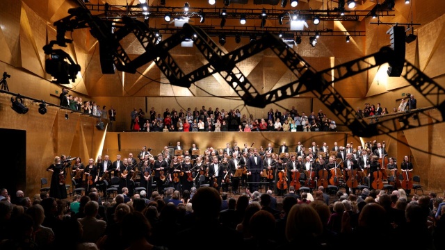 Orkiestra Symfoniczna Filharmonii im. Mieczysława Karłowicza w Szczecinie pod batutą Przemysława Neumanna przyjmuje owacyjne brawa publiczności. Fot. Cezary Aszkiełowicz Filharmonia w Szczecinie zainaugurowała 78. sezon artystyczny [ZDJĘCIA]