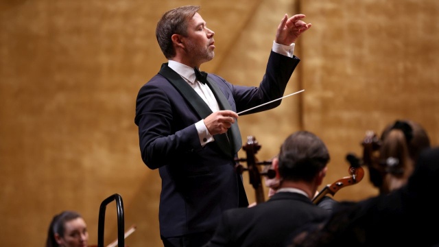 Przemysław Neumann – dyrygent. Fot. Cezary Aszkiełowicz Filharmonia w Szczecinie zainaugurowała 78. sezon artystyczny [ZDJĘCIA]