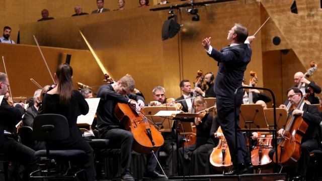 Przemysław Neumann – dyrygent i Bruno Philippe – wiolonczelista z Orkiestrą Symfoniczną Filharmonii im. Mieczysława Karłowicza w Szczecinie. Fot. Cezary Aszkiełowicz Filharmonia w Szczecinie zainaugurowała 78. sezon artystyczny [ZDJĘCIA]