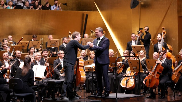 Wspólne podziękowania wiolonczelisty Bruno Phillippe'a i dyrygenta Przemysława Neumanna za wspólny koncert. Fot. Cezary Aszkiełowicz Filharmonia w Szczecinie zainaugurowała 78. sezon artystyczny [ZDJĘCIA]