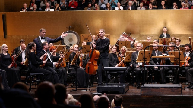 Bruno Phillippe – wiolonczelista przyjmuje owacyjne brawa publiczności. Fot. Cezary Aszkiełowicz Filharmonia w Szczecinie zainaugurowała 78. sezon artystyczny [ZDJĘCIA]