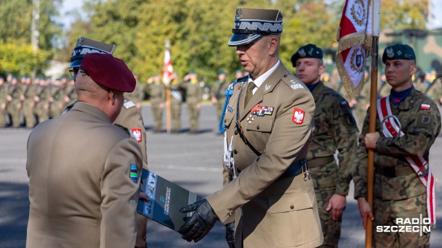 Fot. Robert Stachnik [Radio Szczecin] Zmiana dowodzenia w 12. Szczecińskiej Dywizji Zmechanizowanej [WIDEO, ZDJĘCIA]