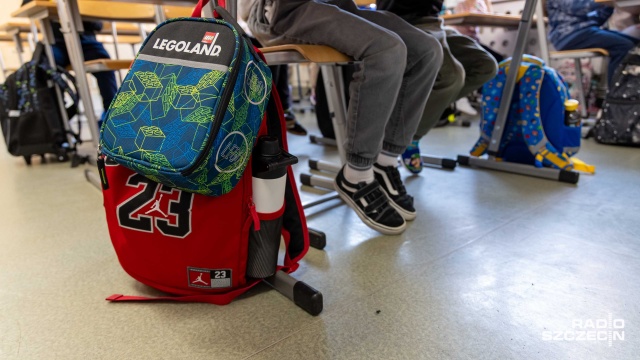 Fot. Robert Stachnik [Radio Szczecin] Tornister nie może być za ciężki. Sanepid zorganizował ważenie [WIDEO, ZDJĘCIA]