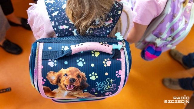 Fot. Robert Stachnik [Radio Szczecin] Tornister nie może być za ciężki. Sanepid zorganizował ważenie [WIDEO, ZDJĘCIA]