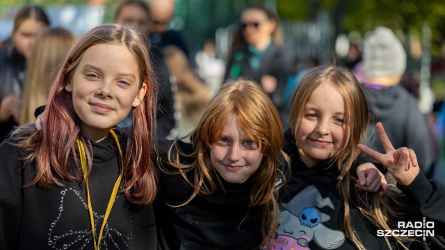 Fot. Robert Stachnik [Radio Szczecin] Po dwóch latach starań na fasadzie SP46 odsłonięto dwa ekologiczne murale [WIDEO, ZDJĘCIA]