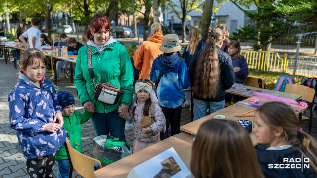Fot. Robert Stachnik [Radio Szczecin] Po dwóch latach starań na fasadzie SP46 odsłonięto dwa ekologiczne murale [WIDEO, ZDJĘCIA]