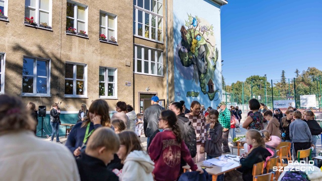 Fot. Robert Stachnik [Radio Szczecin] Po dwóch latach starań na fasadzie SP46 odsłonięto dwa ekologiczne murale [WIDEO, ZDJĘCIA]