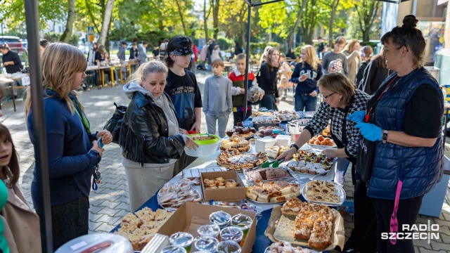Fot. Robert Stachnik [Radio Szczecin] Po dwóch latach starań na fasadzie SP46 odsłonięto dwa ekologiczne murale [WIDEO, ZDJĘCIA]