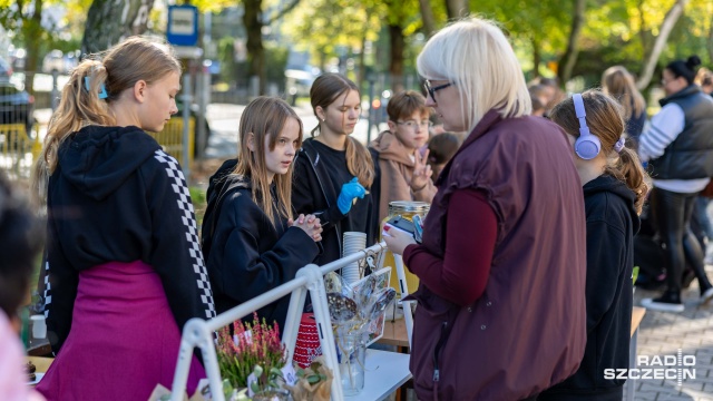 Fot. Robert Stachnik [Radio Szczecin] Po dwóch latach starań na fasadzie SP46 odsłonięto dwa ekologiczne murale [WIDEO, ZDJĘCIA]