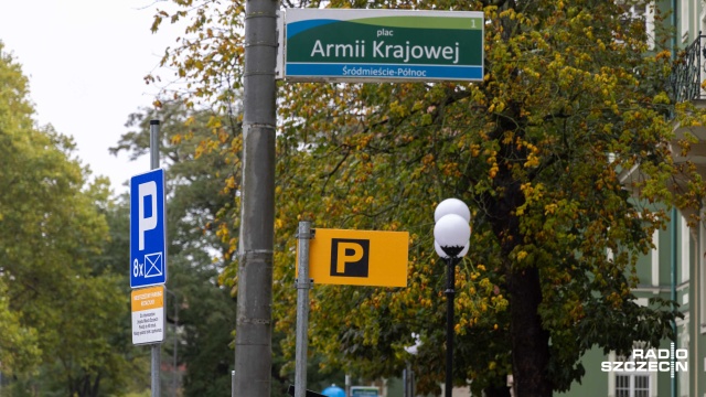 Fot. Robert Stachnik [Radio Szczecin] Parking rotacyjny przy UM działa. Mieszkańcy: trzeba mieć szczęście by znaleźć miejsce [WIDEO, ZDJĘCIA]
