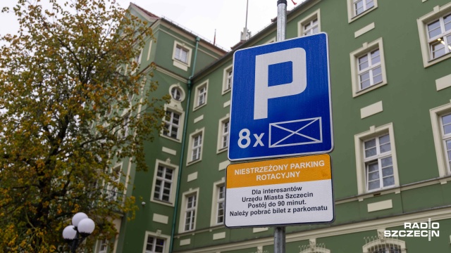 Fot. Robert Stachnik [Radio Szczecin] Parking rotacyjny przy UM działa. Mieszkańcy: trzeba mieć szczęście by znaleźć miejsce [WIDEO, ZDJĘCIA]