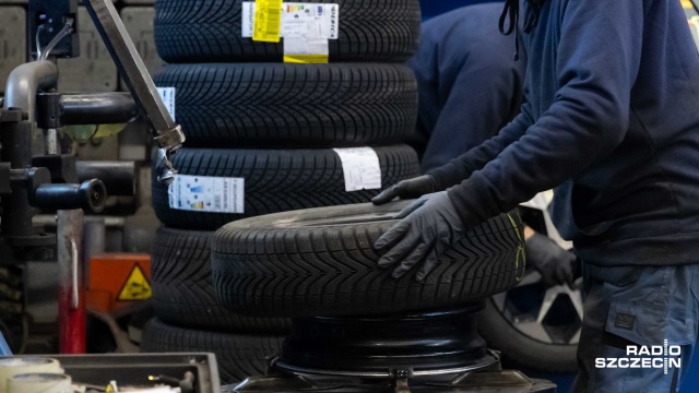 Fot. Robert Stachnik [Radio Szczecin] Optymalny czas na wymianę opon na zimowe [WIDEO, ZDJĘCIA]