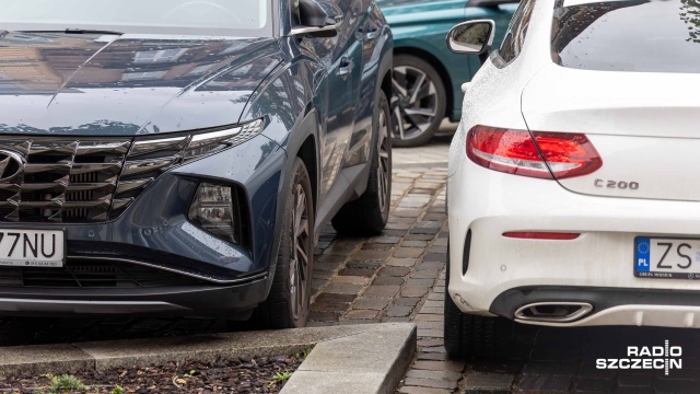 Fot. Robert Stachnik [Radio Szczecin] Spór o szerokość miejsc parkingowych na śródmiejskim odcinku al. Wojska Polskiego [WIDEO, ZDJĘCIA]