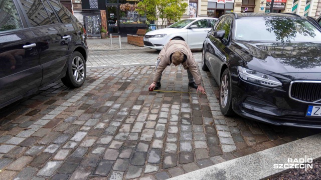 Fot. Robert Stachnik [Radio Szczecin] Spór o szerokość miejsc parkingowych na śródmiejskim odcinku al. Wojska Polskiego [WIDEO, ZDJĘCIA]