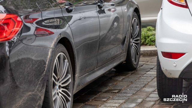 Fot. Robert Stachnik [Radio Szczecin] Spór o szerokość miejsc parkingowych na śródmiejskim odcinku al. Wojska Polskiego [WIDEO, ZDJĘCIA]