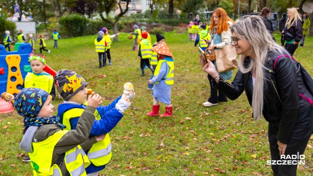 Fot. Robert Stachnik [Radio Szczecin] Przedszkolaki ruszyły szukać grzybów i uczyć się je rozróżniać [WIDEO, ZDJĘCIA]