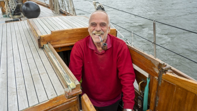 Christopher Reuter, który przekazał jednostkę Fundacji Klasyczne Jachty. Fot. Kamila Kozioł [Radio Szczecin] Fundacja Klasyczne Jachty z Trzebieży. Odnawianie "Kapera" [WIDEO, ZDJĘCIA]