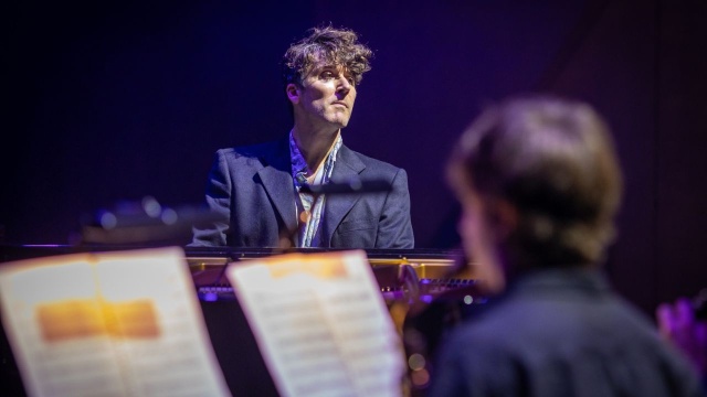 Marcin Masecki – pianista, kompozytor, aranżer, dyrygent. Fot. Sebastian Wołosz Owacyjne przyjęcie Marcina Maseckiego w Złotej Sali Filharmonii [ZDJĘCIA]