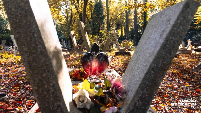 Fot. Robert Stachnik [Radio Szczecin] Szczecinianie rozpoczęli przygotowania do Dnia Wszystkich Świętych [WIDEO, ZDJĘCIA]