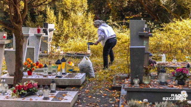 Fot. Robert Stachnik [Radio Szczecin] Szczecinianie rozpoczęli przygotowania do Dnia Wszystkich Świętych [WIDEO, ZDJĘCIA]