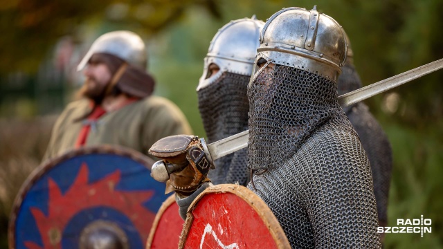 Fot. Robert Stachnik [Radio Szczecin] Pokaz średniowiecznych walk na Jasnych Błoniach [ZDJĘCIA]