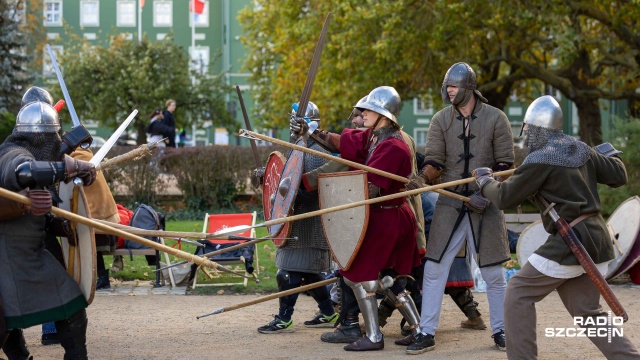 Fot. Robert Stachnik [Radio Szczecin] Pokaz średniowiecznych walk na Jasnych Błoniach [ZDJĘCIA]