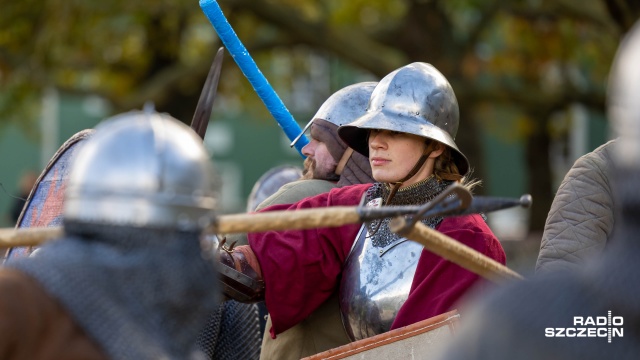 Fot. Robert Stachnik [Radio Szczecin] Pokaz średniowiecznych walk na Jasnych Błoniach [ZDJĘCIA]