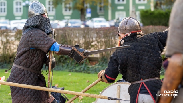 Fot. Robert Stachnik [Radio Szczecin] Pokaz średniowiecznych walk na Jasnych Błoniach [ZDJĘCIA]