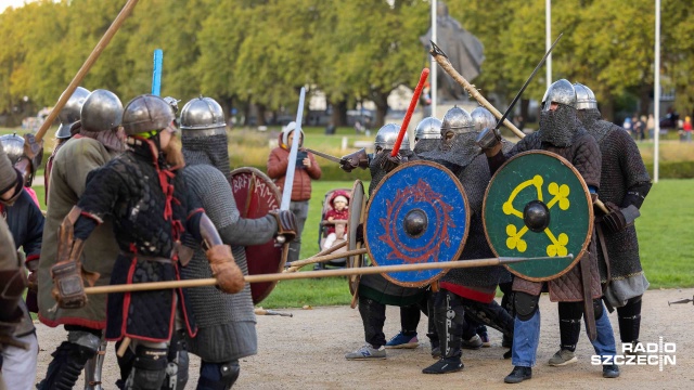 Fot. Robert Stachnik [Radio Szczecin] Pokaz średniowiecznych walk na Jasnych Błoniach [ZDJĘCIA]