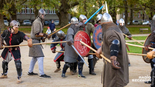 Fot. Robert Stachnik [Radio Szczecin] Pokaz średniowiecznych walk na Jasnych Błoniach [ZDJĘCIA]