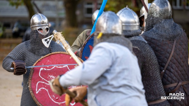 Fot. Robert Stachnik [Radio Szczecin] Pokaz średniowiecznych walk na Jasnych Błoniach [ZDJĘCIA]