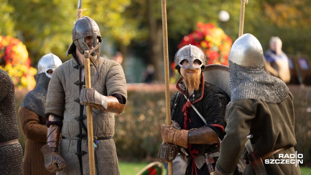 Fot. Robert Stachnik [Radio Szczecin] Pokaz średniowiecznych walk na Jasnych Błoniach [ZDJĘCIA]