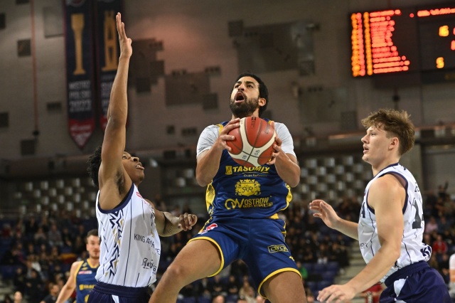 Fot. PAP/Marcin Bielecki Efektowne zwycięstwo Wilków Morskich. Roach trafiał nawet z połowy [ZDJĘCIA]