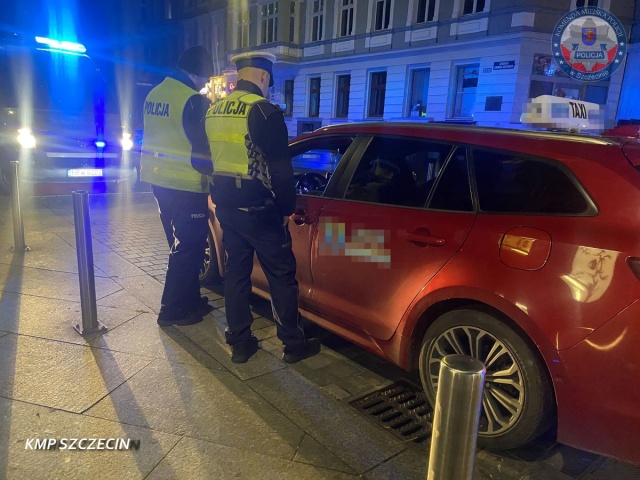 Fot. KMP w Szczecinie Nocne kontrole taksówek w regionie [ZDJĘCIA]