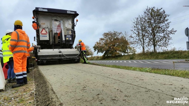 Fot. Przemysław Polanin [Radio Szczecin] Kołobrzeg: Budowa ścieżki rowerowej na półmetku [ZDJĘCIA]